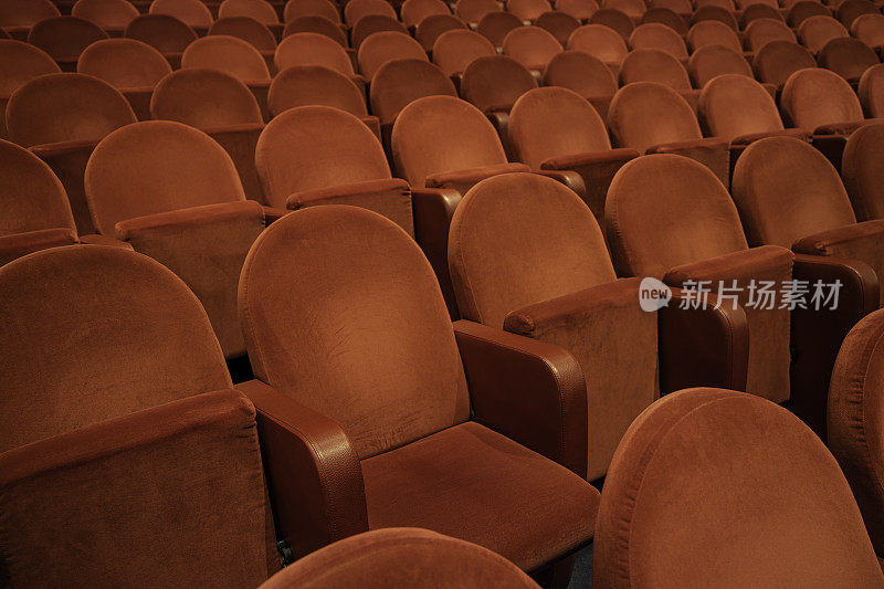 清空剧院/电影院舒适的红色座位